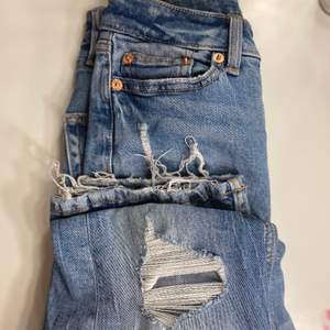 Verkligen SÅ fina jeans (som formar rumpan såååå fint 🤭). Typ splitter nya. Har så sjukt mycket jeans så är tvungen att sälja några par. Lite korta på mig som är 1,70. Storlek xxs, men passar mig som är en stor XS/ liten S