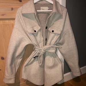 Over size jacka nelly  - Jacka ifrån nelly, köpt detta år.  Jackan är i väldigt fint skick då den är som ny. Storlek 36 (S) 