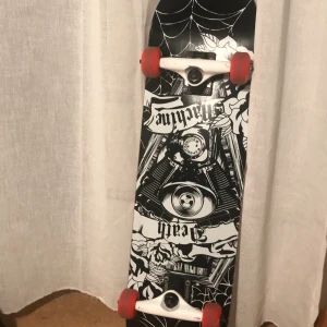 Skateboard - Cool skateboard, nypris 900 kr!✌️ använd ca 7 ggr och i ganska bra skick. Och för övrigt, vissa taggar har bara skrivits dit för att fler ska se annonsen🤡