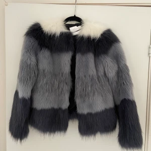 Zara jacka storlek XS - Superfin Blå/grå/vit fuskpälsjacka från Zara i fint skick. Väldigt sparsamt använd. Normal i storleken. Frakt tillkommer 💕