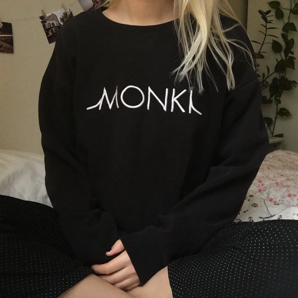 Monki sweatshirt, väl använd och älskad men ändå i fint skick✨. Tröjor & Koftor.