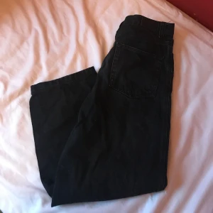 Urban Outfitters baggy boi jeans - Ett par stora jeans från UB. Sitter rätt stort i midjan så funkar för de som ligger mellan två sizes. Washed black i färgen. Köptes av fricky på hans loppis för typ 100 spänn. Kan såklart skicka fler bilder och mer info om det önskas!
