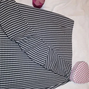 Tjol strl 36 - Fin rutig tjol med volang i svart och vitt. Den har en dragkedja på baksidan och även ett extra lager. Säljer för att den är för stor för mig. Den är i bra skick. 💖 kontakta fmr mer info eller bilder.