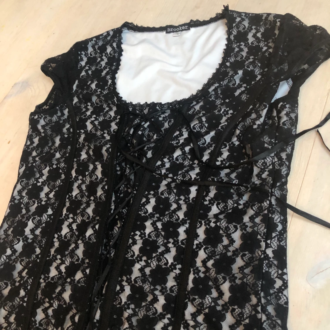 En tröja i spets lik en korsett!