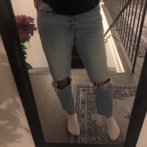Jeans storlek 38/M - Säljer mina straight jeans med hål på knäna från Lager 157. Säljer för att de är för korta på mig. Jag är 170 och de är precis över fotleden så skulle säga att de passar för någon som är 160-165 cm. Jätte bra skick! Bud från 50+ frakt! Kan tänka mig att sänka priset!