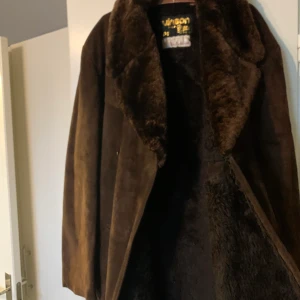 Vison - Hej jag säljer mina snygga kappa jätte varmare till kalla dagarna, jag säljer pga att jag går upp i vikten :( ,