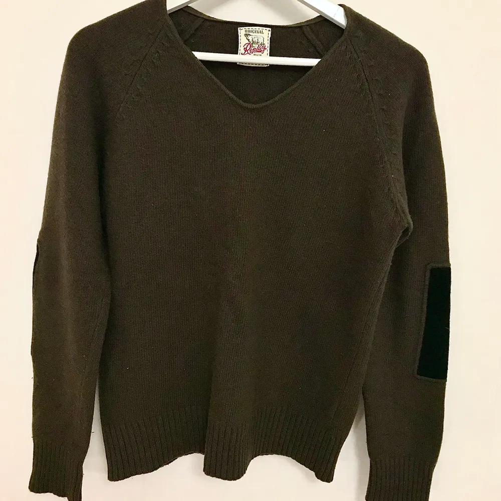 Replay Brun stickad tröja i ylle med svarta lappar på armbågarna. Underbart varm och skön! Strl M - men går mer åt S eller XS tycker jag. 86% lana wool 14% polyamid Kan mötas i Stockholm eller skicka mot fraktkostnad! ✨🌸✨. Neuleet.