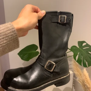 Primeboots storlek 39 - Äkta Primeboots storlek 39, sparsamt använda. Nypris 3295 kr.