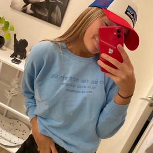 Blå sweatshirt  - Köpt på zara, kommer inte ihåg vad jag köpte den för. Men använd Max 3 gånger