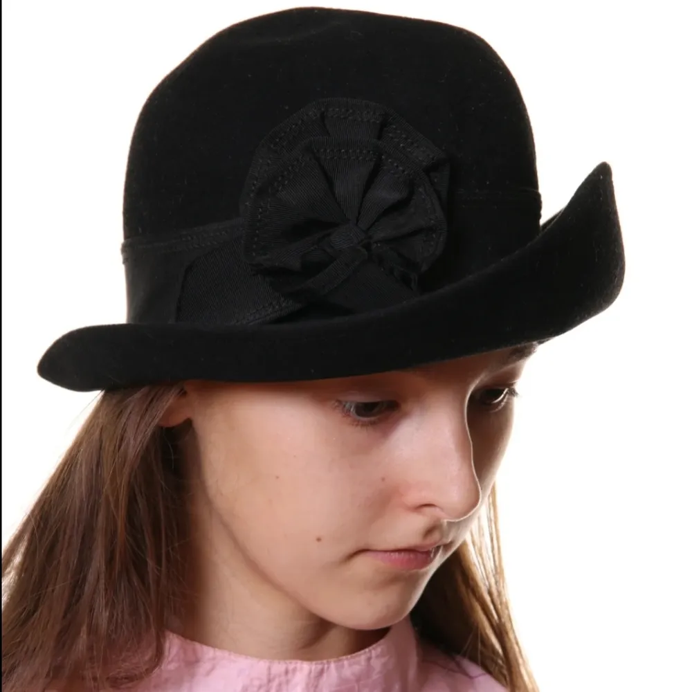Oanvänd designer hatt i fint skick med en blomma, säljer för att den inte används. Fritt fram att fråga om du undrar något❣. Övrigt.