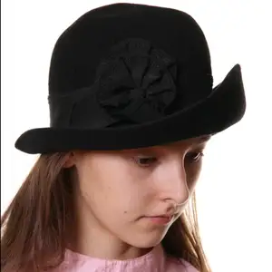 Oanvänd designer hatt i fint skick med en blomma, säljer för att den inte används. Fritt fram att fråga om du undrar något❣