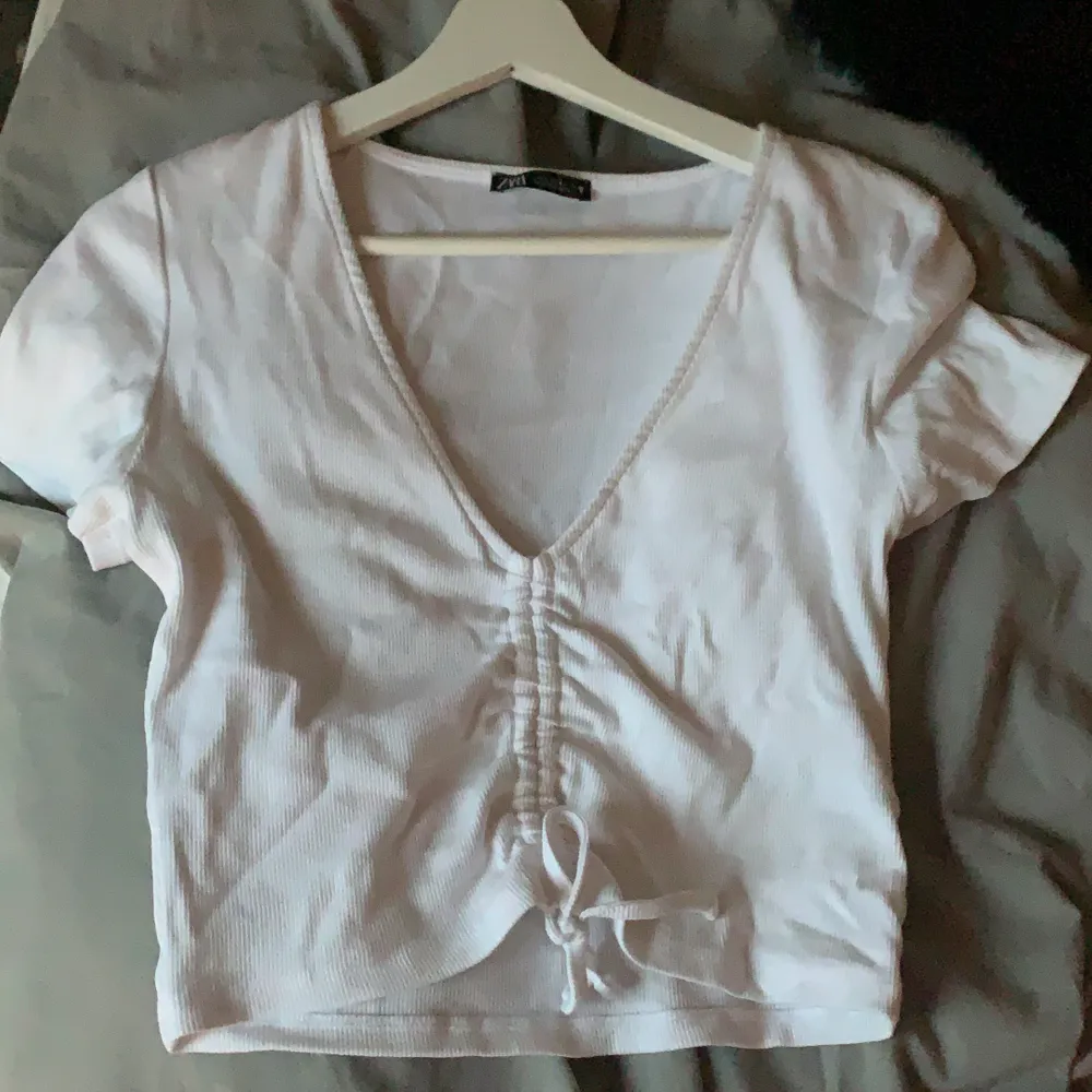Säljer denna från Zara. Kommer inte till användning. Den är lite skrynklig men går lätt att stryka 🧚🏼. T-shirts.