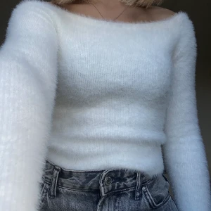 Fluffig vit tröja - BUDGIVNING!! En underbart fin och skön fluffig tröja. I jättefint skick, använd kanske ca 3 gånger max. Sticker inte alls. Hör av er vid intresse!💞 frakt tillkommer på 44kr SENASTE BUD: 100kr+frakt