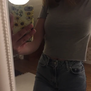 Gina Tricot stl s - Jättefin t-shirt från Gina Tricot!! Aldrig använd, storlek s men passar en xs-s. Fina små volanger som detalj på ärmar och magen (se bild). Är mer som en vanlig t-shirt för de som har xs men mer åt de croppade hållet om man har s! Köpt för ca 1,5 år sen för 200kr, säljer för 60kr. Köparen står för frakt, går att pruta vid snabb affär. 