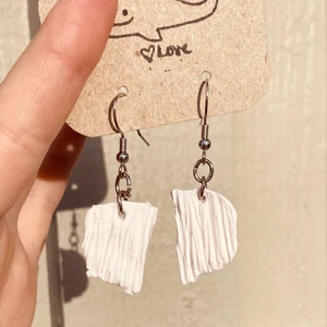 Söta örhängen - Superfina handgjorda örhängen! 50% skänks alltid till att rädda korallreven🌊💙