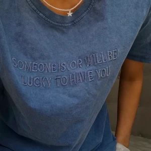 Tröja - Säljer denna nästan helt oanvända zara t-shirt som inte sälj längre. Köptes i våras och är som ny. Fraktar hörn armen köparen står för frakten. Dm för intresssr  💕  (Bilden e lånad) Nypris 219kr💕