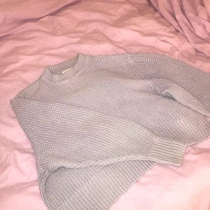 Ljus lila stickad MONKI tröja - En ljus lila stickad MONKI tröja. Storlek s. Den har andvänder en del gånger men den är i ett bra skick. Skriv om du har frågor:)