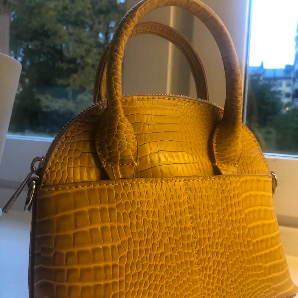 En jätte gullig gul väska från Zara💛Man får med ett längre band till väskan:)Har använt Max 3 gånger så väldigt bra skick!. Väskor.