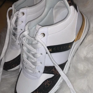 Nya Guess skor!7 - Säljer nu mina fina guess skor som är helt oanvända då de är lite för stora. Köptes för 1500kr , vid smidig affär kan jag gå ner i pris. Storlek 39