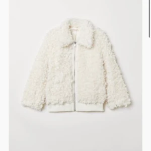 Teddyjacka  - Säljer jackan på bilden fast i svart i stl l, supersnygg då den är oversize , finns inte att köpa i butik längre då den va Limited. Köpt för 699kr säljer för 250kr. Pris kan diskuteras vid snabb affär.