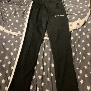 Palm Angels trackpants - har ett par helt nya palm angels trackpants som jag tänkte sälja då det blev fel storlek. storlek L .nypris 3000kr tänkte sälja dom för 2600 då dom är helt nya. bvsa!