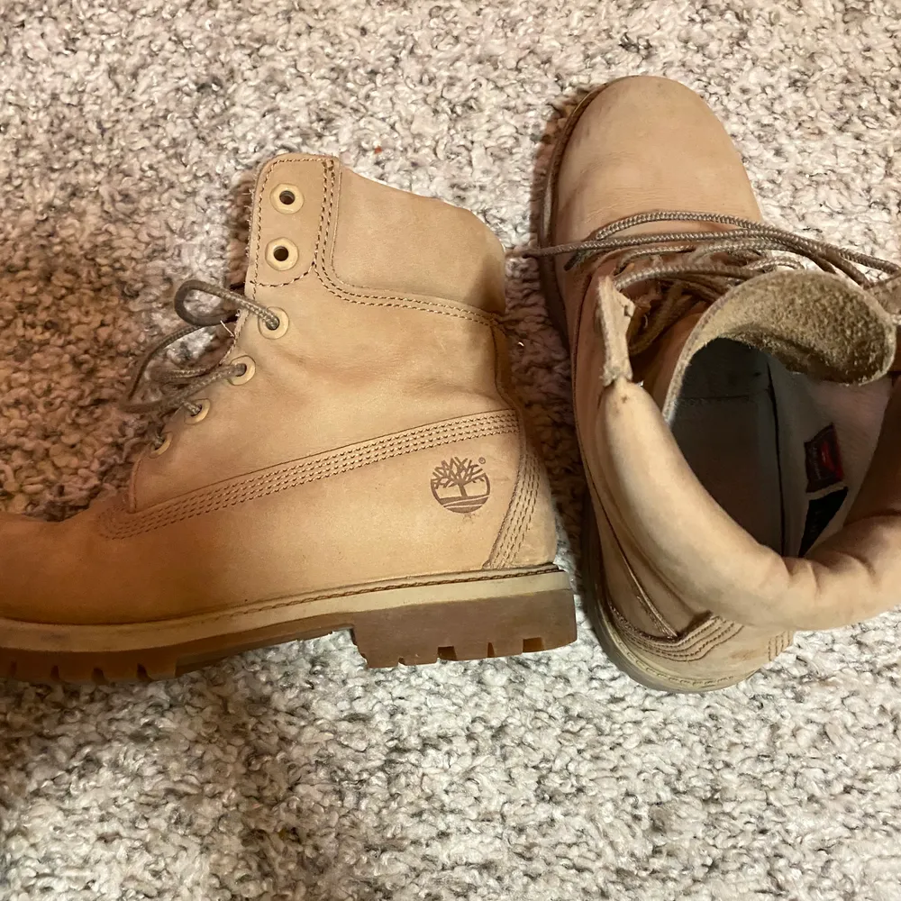 Ett par snygga vinterkängor från timberlands som endast används fåtal gånger och är som nya, hittar inte riktigt storleken på dom men skulle säga 38. Dom är fint beiga och har ingen skada✨. Skor.