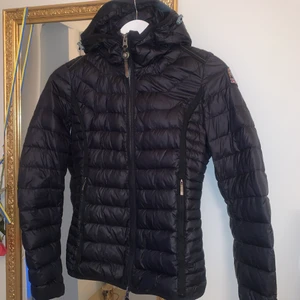 Parajumpers Super Lightweight  - Svart lättduns jacka från Parajumpers. Inga defekter. Lappar finns kvar med äkthetsintyg. Nypris 3700kr