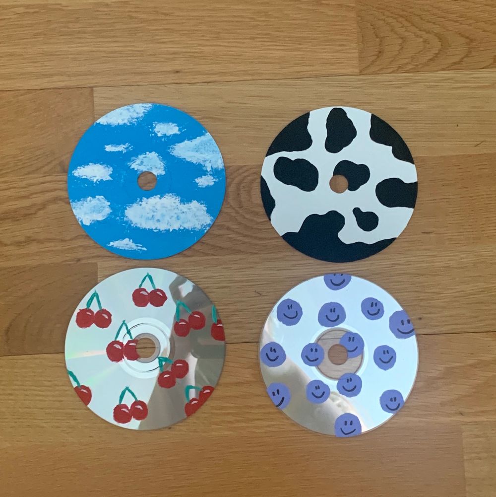 Intressekoll🥰 jag målar CD skivor och tänke se om någon är intresserad av att köpa. Du kan själv välja vad jag kan måla på CD skivorna (om det inte är för svårt såklart hahahah). Bilderna vissar exempel som jag har gjort🥰 40 kr/styck. Frakt på 11 kr❤️. Övrigt.