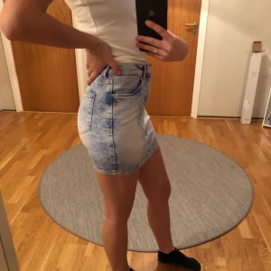 Jeanskjol  - Skitnsygg stentvättad jeanskjol från H&M. Stretchig och bra skick. Perfekt nu till vår och sommar. Frakt ingår i priset.
