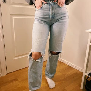 90’s jeans från gina  - säljer nu mina populära 90’s jeans från gina tricot då de inte kmr till användning längre. Använda en del men frt i bra skick! super snygga & trendiga. Pris kan diskuteras och fler bilder kan ordnas. 🤍