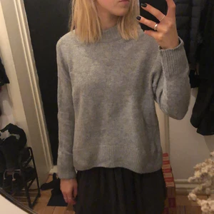 Weekday stickad ulltröja - Superskön grå stickad tröja från Weekday. Säljer för att den tyvärr inte används och kanske kan hitta ett nytt hem.