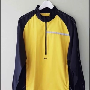 RARE! Nike vintage tunnjacka retro - Snygg vintagejacka från Nike i storlek M som är i väldigt fint skick utan några fläckar eller missfärgningar då den knappt använts utan bara förvarats. Jackan har som air-vents i armhålorna vilket får jackan att kännas luftigare och det förebygger även risk för ”svettringar”.