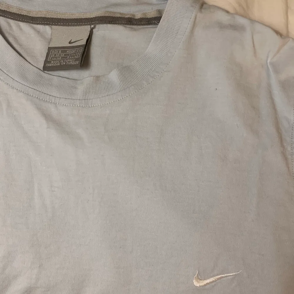 Ljusblå basic Nike t-shirt i strl (man) S ✌🏼 fint skick och inga defekter, fråga om du undrar något! Frakt är 48kr. T-shirts.