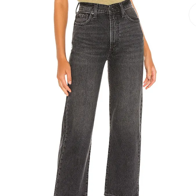 Ett par riktigt snygga kvalitativa byxor! Utgångspriset var 1200. Säljer pga att de blivit lite för korta då jag är 167. Har använt byxorna ett fåtal gånger, och de har inget slitage.. Jeans & Byxor.
