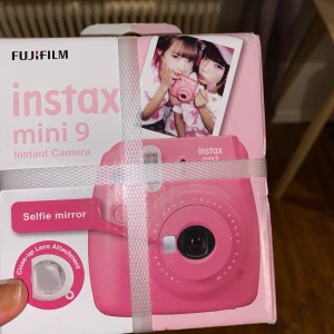 instax mini 9 - Lägger upp igen pga oseriösa köpare!! En helt ny och oöppnad instax mini 9 i färgen Flamingo pink. Polaroid kamera med vintage design. Säljer pga fick två likadana nu i jul. Säljer för 500kr, bjuder på frakten!! Köpes direkt. Nypris (på Elgiganten) 749kr. Supergulligt att kunna ta kort med sina vänner och sätta upp på väggen🥰 Så länge annonsen är uppe finns den kvar😋 