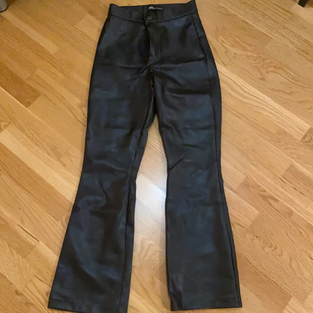 Säljer skinnbyxor med vida ben i strl XS från zara. Är cirka 157 och de är inte för långa. De är i ny skick. Givetvis inte äkta skinn. Köpare står för frakt. . Jeans & Byxor.