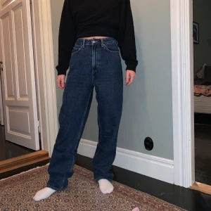 Jeans weekday - Mörkblåa jeans från weekday i modellen Row! Fint skick, storlek 27/32! Kan mötas i Malmö eller frakta!🧡