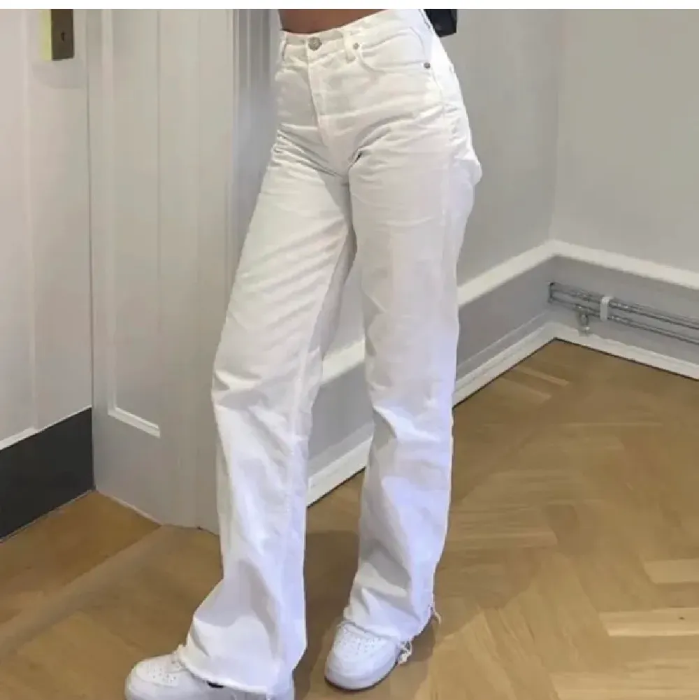 Dessa snygga jeans från weekday i modellen row, storlek W34 L32. Jeans & Byxor.
