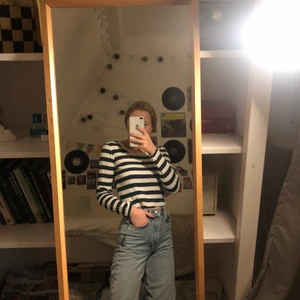 Randig kroppar tröja - Snygg och trendig tröja från weekday. Ser svartrandig ut på bilderna men är mörkgrön. 