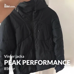 Peak Performance jacka  - Jätte varm och fin jacka, perfekt till vintern då den är jättevarm. Den är sparsam andvänt, inga fel eller problem. Säljer för 850kr, köparen står för frakten och fler bilder kan skickas vid intresse🤗