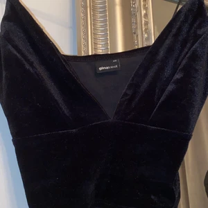 Topp i sammet - Snygg topp i sammet från ginatricot i strl XS. Nypris: 159kr❤️