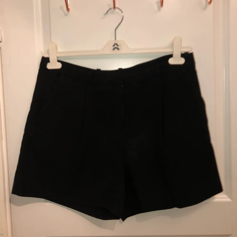 Skitsnygga shorts i kostymbyxstil! Har tyvärr aldrig kommit till användning så säljer därför dom vidare, inköpta på Ullared för några år sedan. Står M som storlek men passar mig som har L i shorts, har dessutom öglor så man kan ha skärp i! Köparen står för frakt OBS finns billigare frakt men paketet är isåfall inte spårbart!. Shorts.