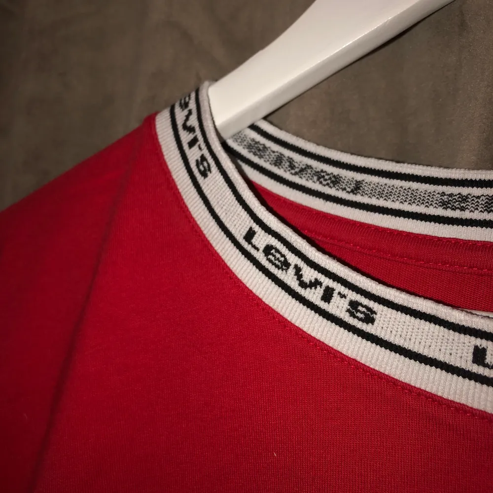 Röd Levis T-shirt köpt på design only! Fin andvändt en gång typ så gott som ny! Köpte för 400 säljer för 250!. T-shirts.