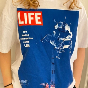 Zara vit life t-shirt - Size L. Modell på bilden 163cm. Nypris 200kr. Frakten tillkommer 