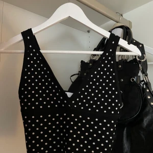 Zara topp - Säljer denna söta topp från Zara då den är för liten för mig. Den är i väldigt bra skick då jag använt den ca 2 gånger💕  