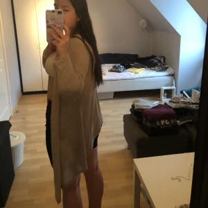 Kofta - Superfin smutsrosa kofta, använd fåtal gånger. Köparen står för frakten OBS finns billigare frakt men paketet är isåfall inte spårbart!