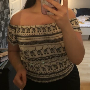 Topp - Skitsöt off-shoulder topp från H&M, använd fåtal gånger. Köparen står för frakten OBS finns billigare frakt men paketet är isåfall inte spårbart