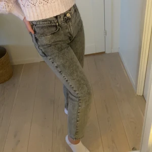 Perfekta gråa jeans 🤩💋🧚🏼‍♀️👑⭐️ - Nu säljer jag mina gråa jeans från mango i storleken 38 men skulle också säga att dom passar också 36. Dom är använda bara några få gånger ⭐️( frakten ingår i priset)💓 priset kan diskuteras!