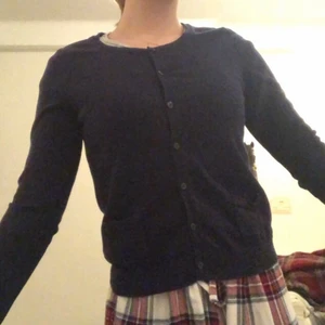 Marinblå kofta i underbart skick! 💙🖤 - Jätteskön kofta som värmer lätt på de allra bästa sommarkvällarna, eller bara för att festa till det lite! Alla knappar går att knäppa å koftan har dessutom en liten söt ficka på båda sidor (vänster å höger framsida)! Kontakta mig vid intresse!😁