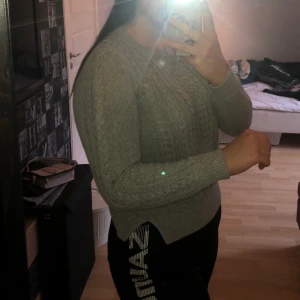 Stickad tröja - Säljer denna superfina kabelstickade tröjan då den aldrig kommer till användning, är använd fåtal gånger så den är i gott skick! Är storlek M men passar mig som oftast har L! Köparen står för frakten OBS finns billigare frakt men paketet är isåfall inte spårbart